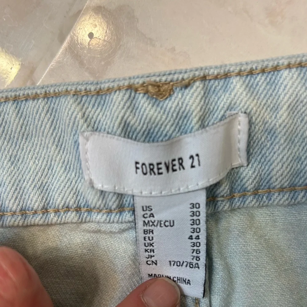 Forever 21 Women 30 Mom Low‎ Rise Light Wash Denim Baggy Buckled Jeans EUC Boho